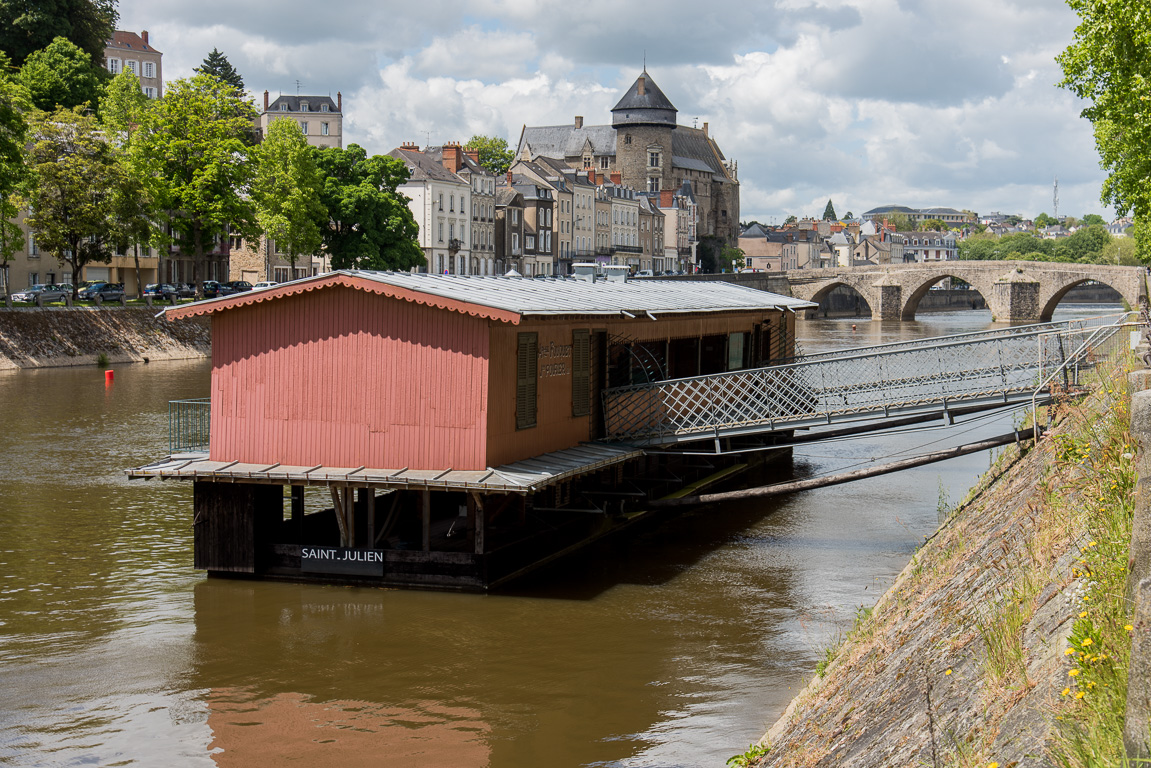 Laval. Le bateau-lavoir.