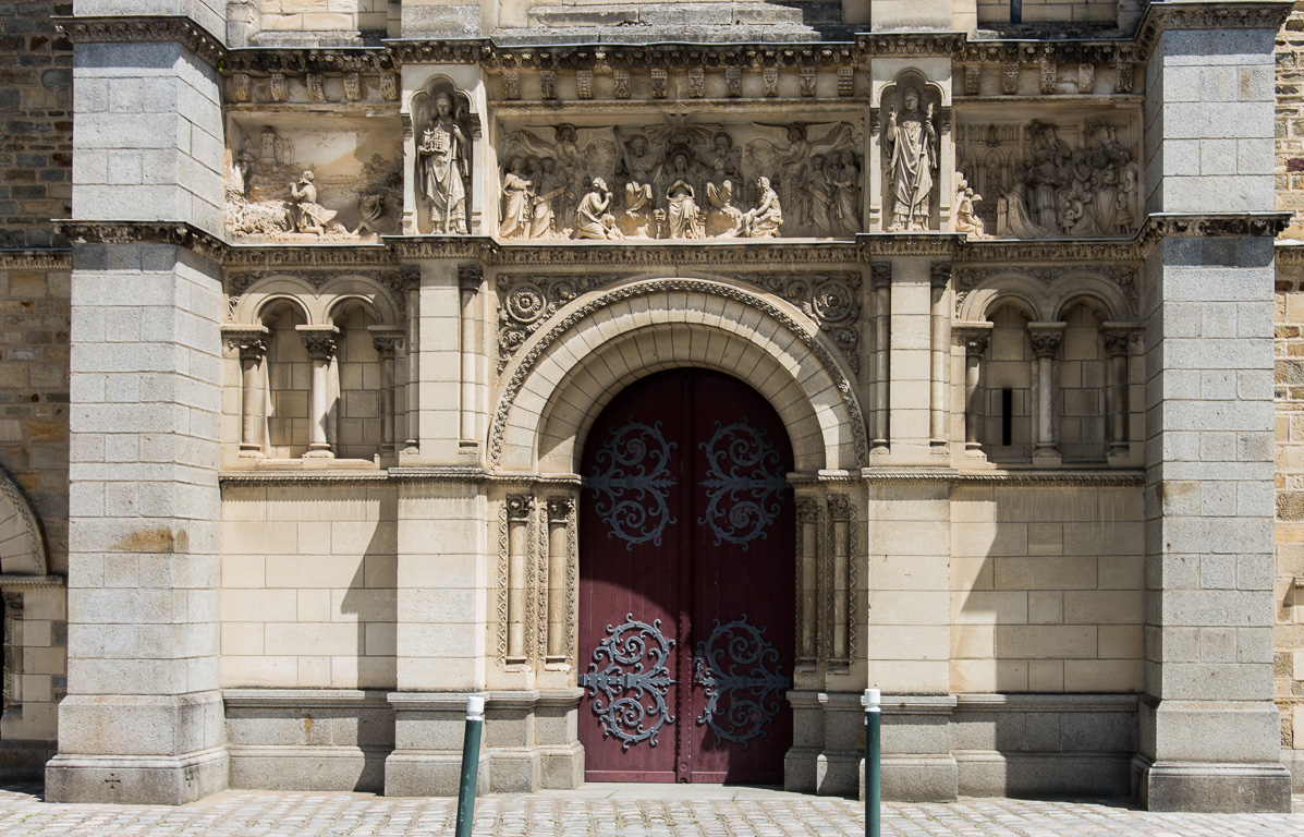 Laval. Basilique d'Avesnière.