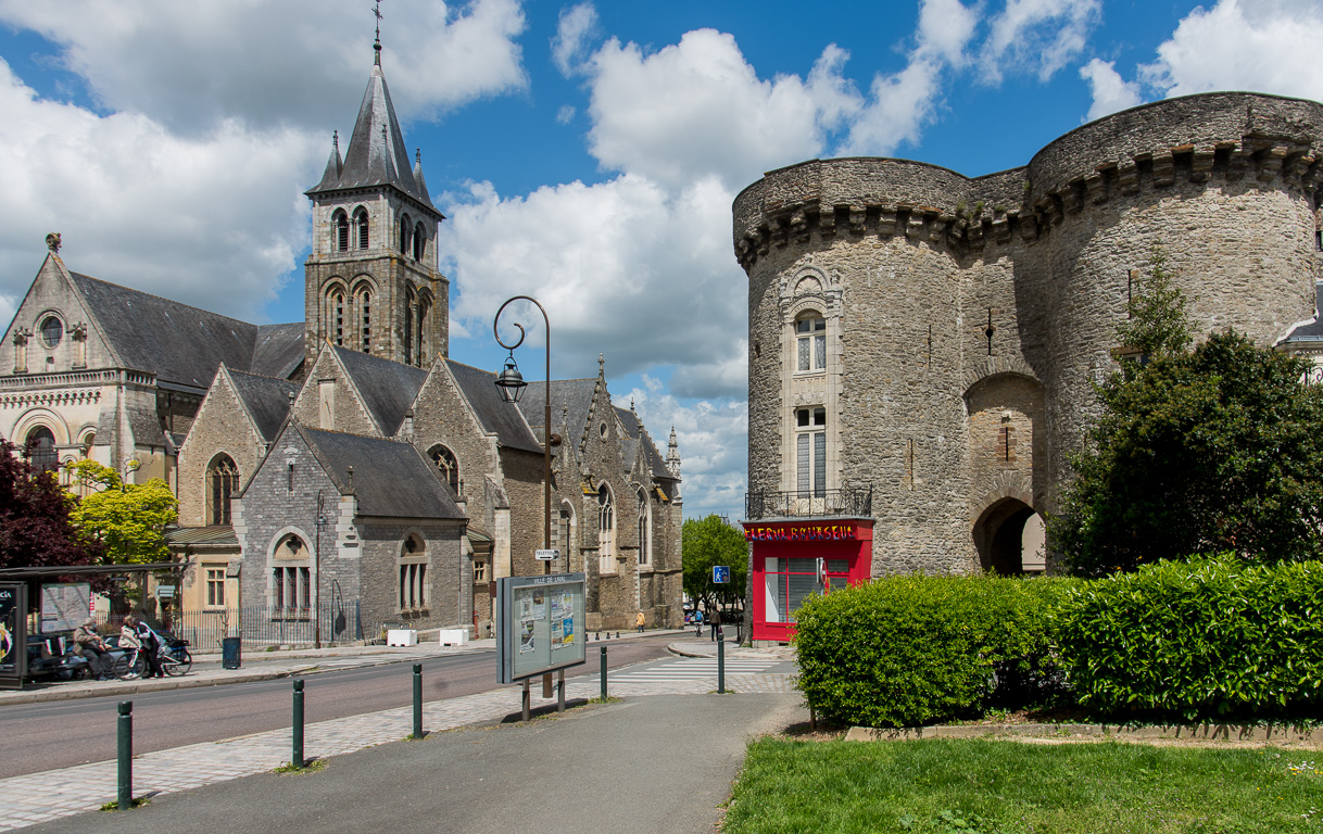 Laval. Porte Beucheresse et la cathédrale de la Trinité.