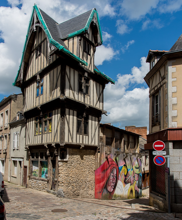 Laval. Maison à pans de bois dans le quar