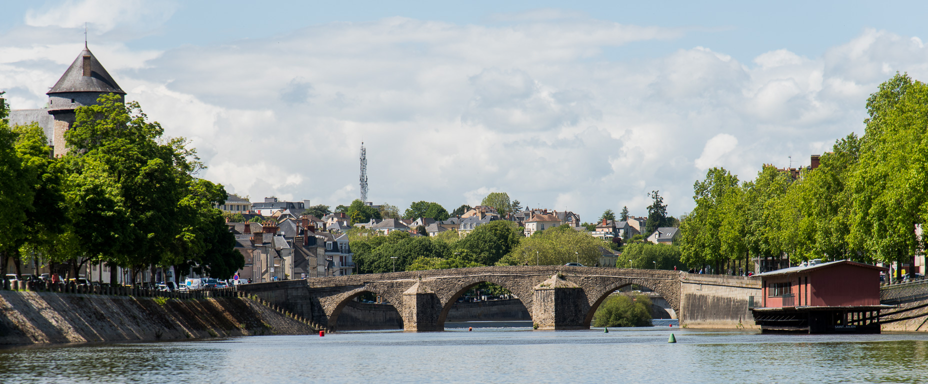 Laval. Le Vieux-Pont et le bateau-lavoir.