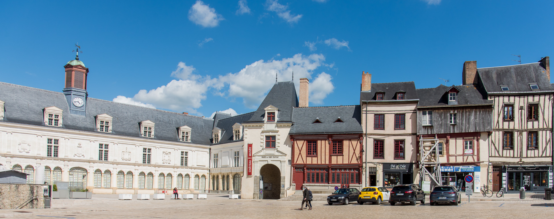 Laval. Place de la Trémoille et la galerie du château.