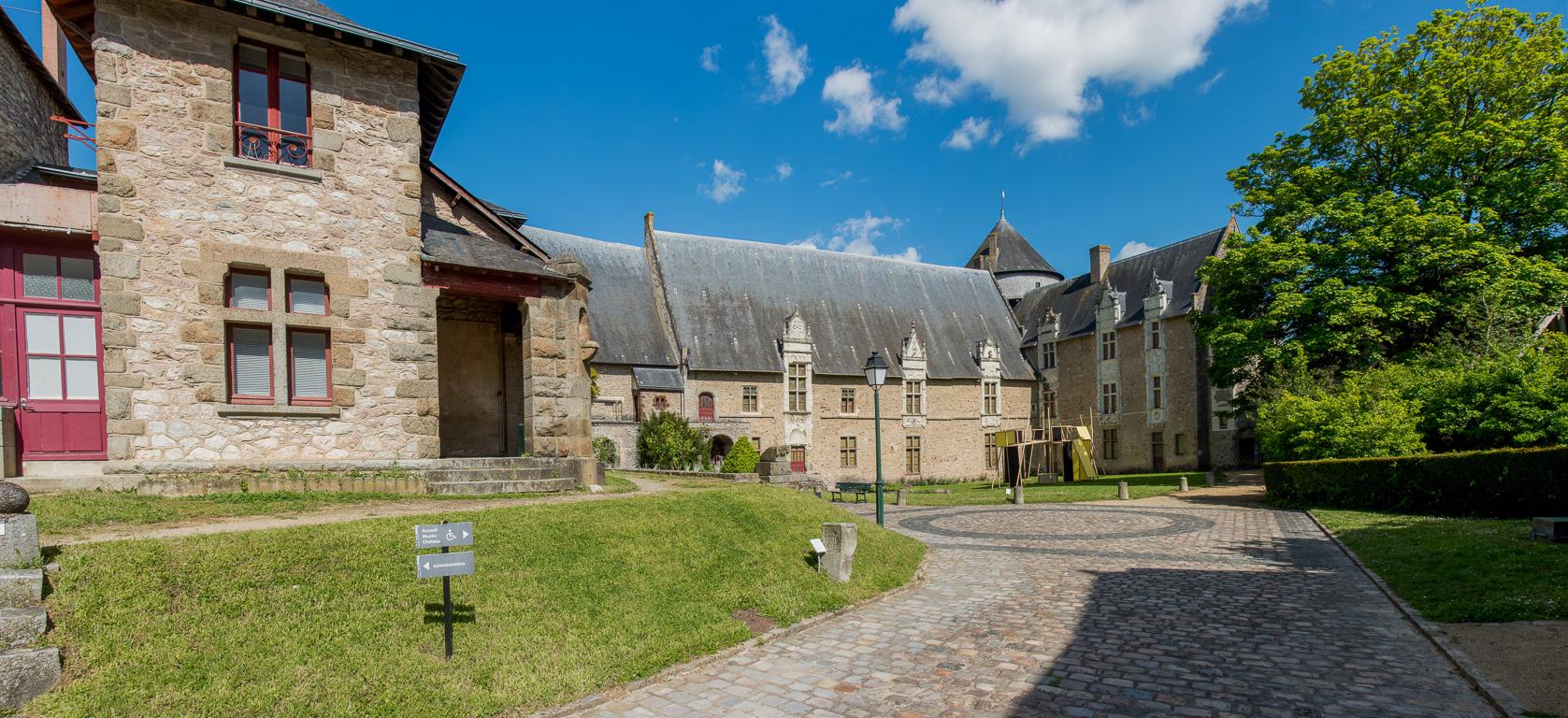 Laval. Le MANAS (Musée d'Art Naif et d'Arts Singuliers) .