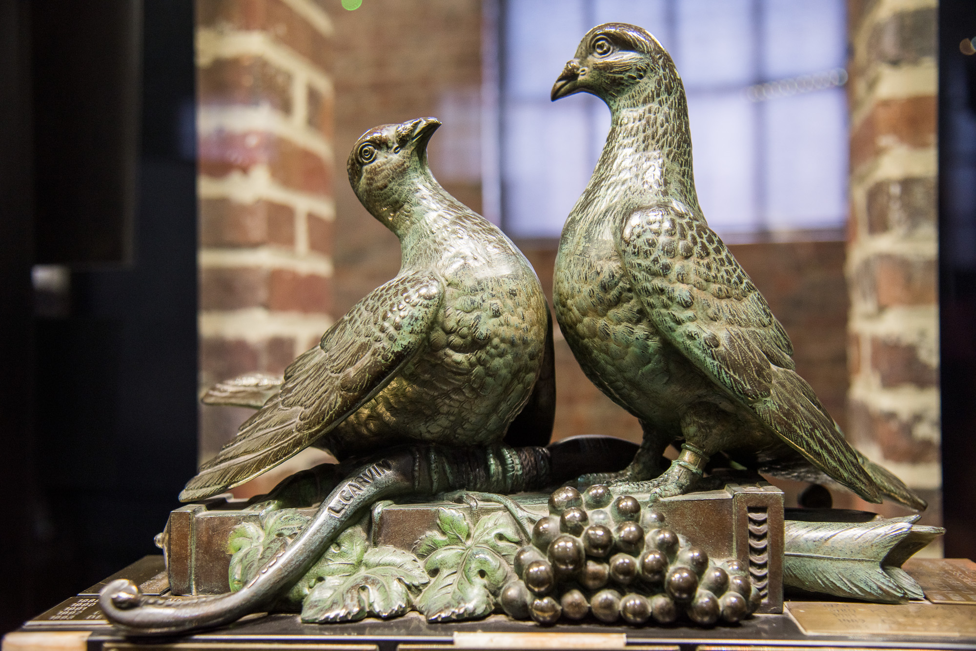 Le Musée. La colombophilie est emblématique dans le  Nord. Deux pigeons voyageurs en bronze.