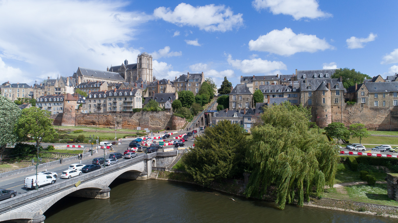 Le Mans. Le pont d'Yssoir et La muraille Gallo-romaine, depuis le quai Ledru Rollin.