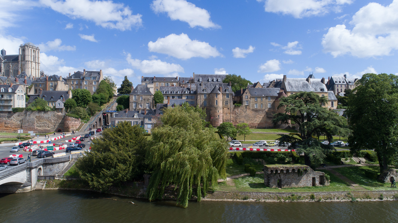 Le Mans. Le pont d'Yssoir et La muraille Gallo-romaine, depuis le quai Ledru Rollin.