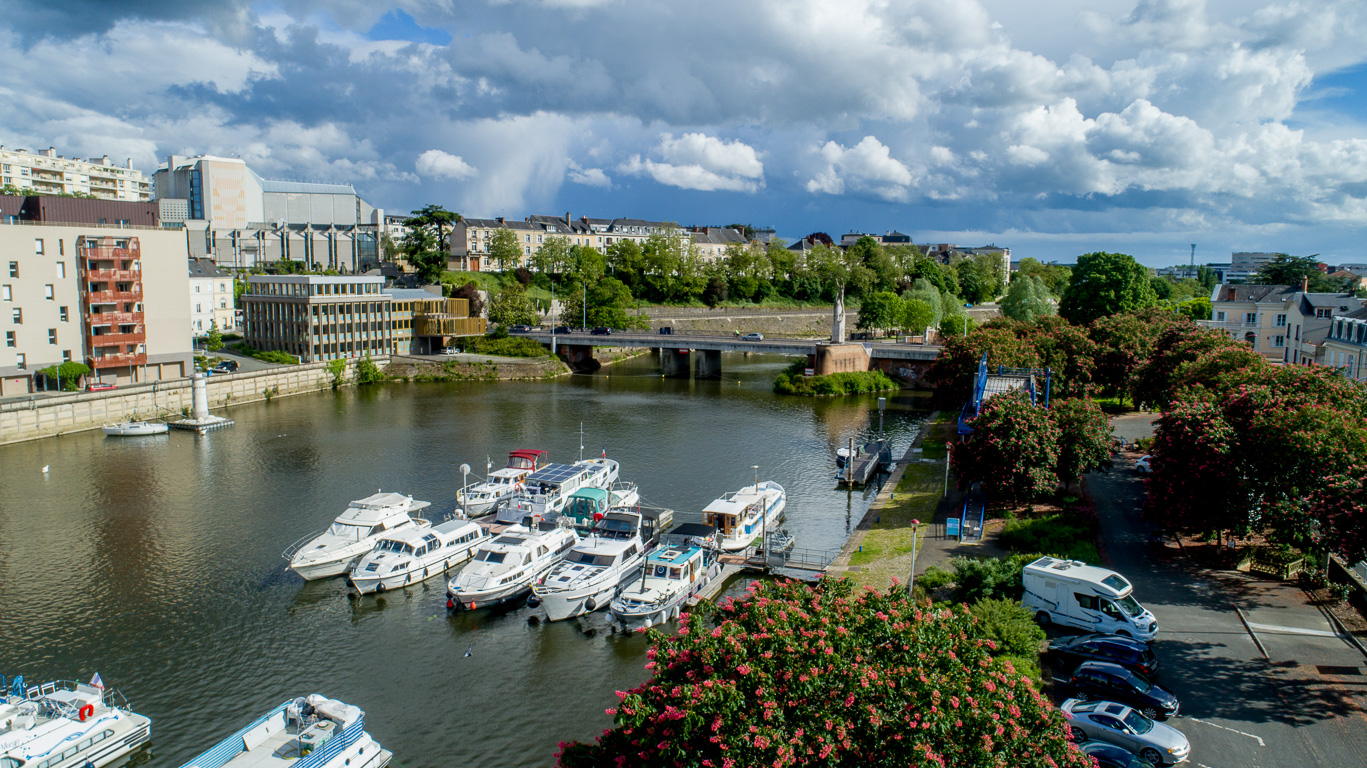 Le Mans. Le port de plaisance et le Pont de Fer, avec la statue 'L'ENVOL" , œuvre de Paul Landowski, dédiée aux frères Wright, héros de l'aviation.