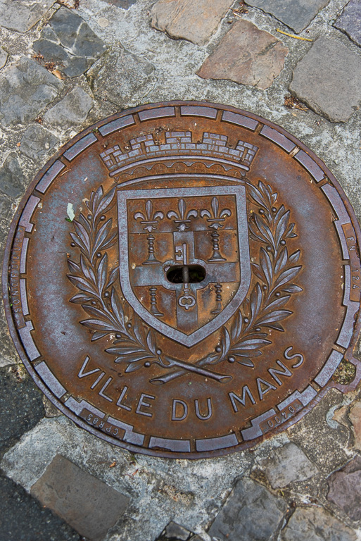 Le Mans. Plaque d’égout représentant les armoiries de la ville du Mans