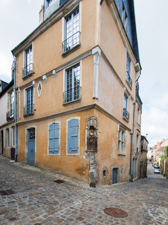 Le Mans.  Demeure à l’angle de la rue de Vaux et de la rue du Bouquet.