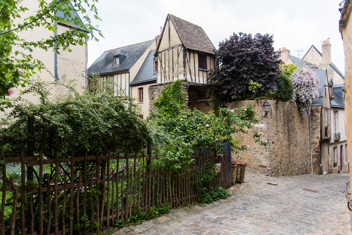 Le Mans. Maison suspendue, rue Saint-Pavin de la Cité.