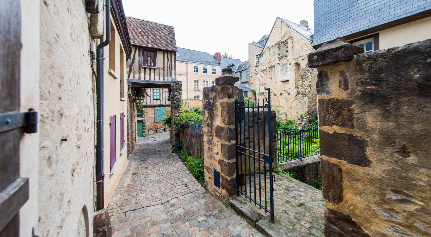 Le Mans. Maison suspendue, rue Saint-Pavin de la Cité.