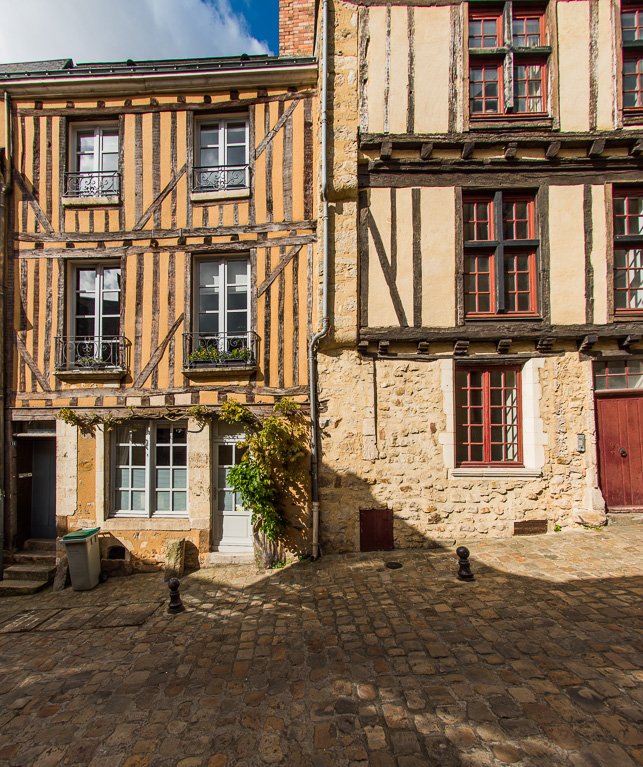 Le Mans. Vue générale de la rue de la Truie qui file.