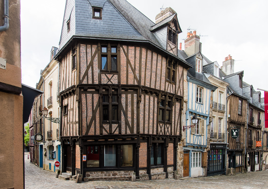 Le Mans. Vue générale du carrefour des Cinq-Rues : à gauche, rue de la Vieille Porte et<br /> à droite rue Dorée