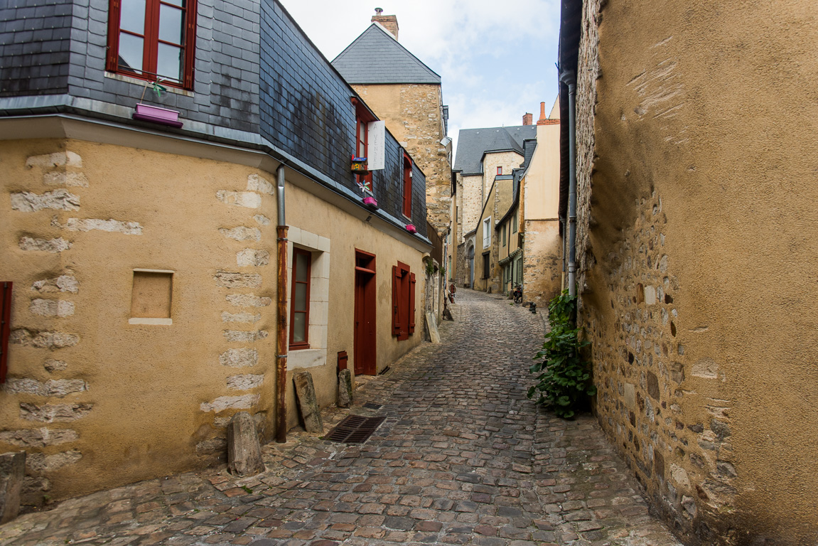 Le Mans. Vue générale de la rue de la Truie qui file