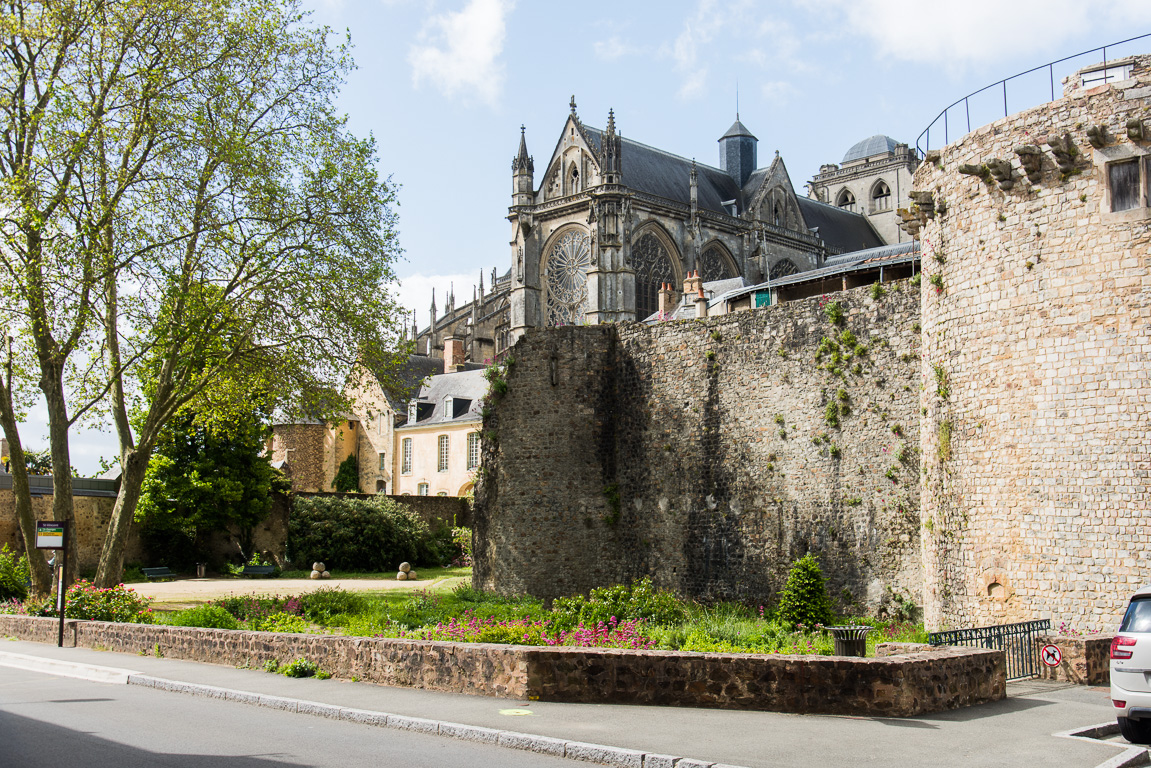 Le Mans. Cathédrale Saint-Julien et une portion des rempart rue Robert Triger.