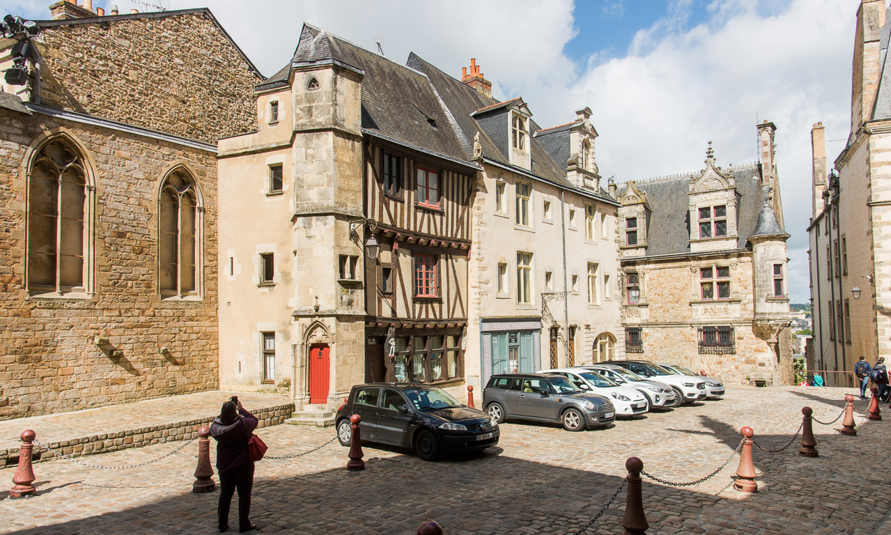 Le Mans, Cité Plantagenêt, place Saint-Michel