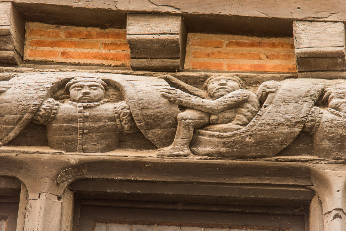 Le Mans. Détail de la poutre sablière de la maison du drapier, rue Reine Bérengère