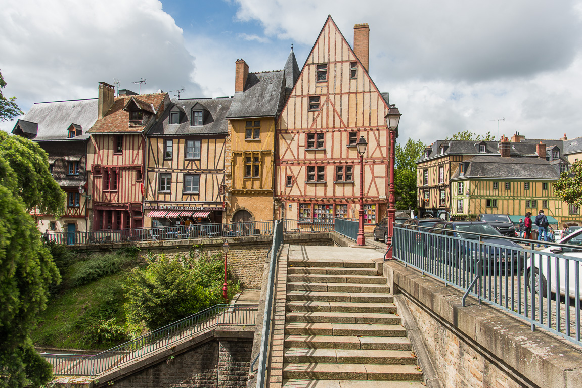 Le Mans. Cité Plantagenêt, rue du Pilier rouge ( au centre : maison du Pilier Rouge et à droite : maison du Pilier Vert)