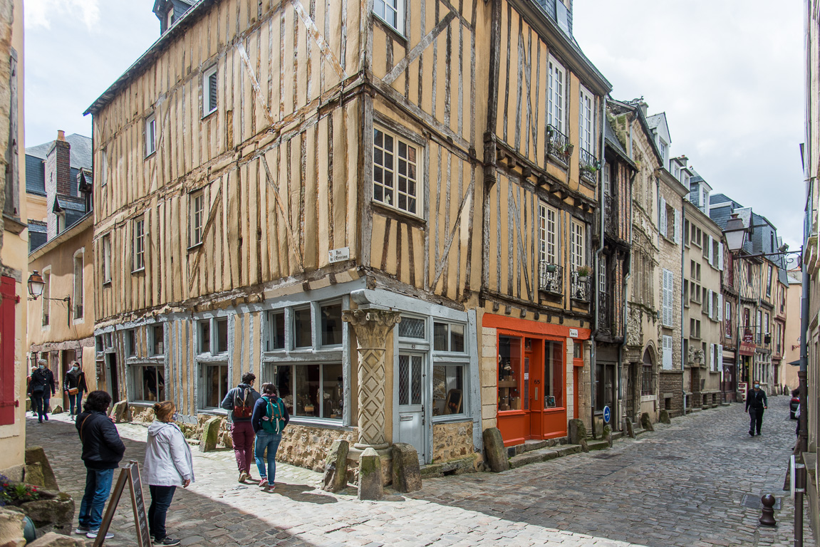 Le Mans. Maison à pilier cornier à l’angle de la rue de l’Écrevisse et de la Grande Rue