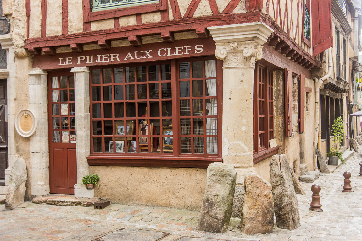 Le Mans. Maison du Pilier aux Clefs, à l’angle de la Grande Rue et de la rue Saint-Honoré