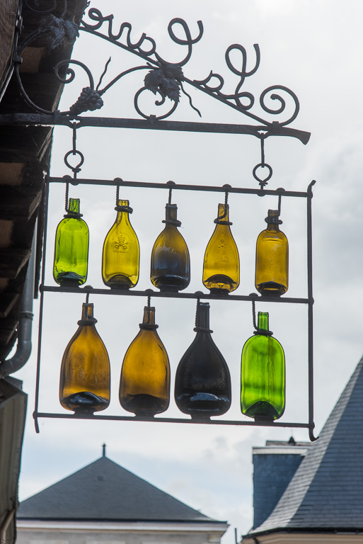 Le Mans. Enseigne d’un caviste, rue Saint-Honoré