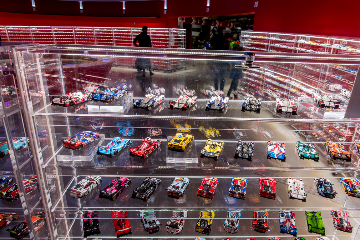 Le Mans. Musée des 24 heures. Mini bolides ayant participé à la compétition et groupées par année de course.