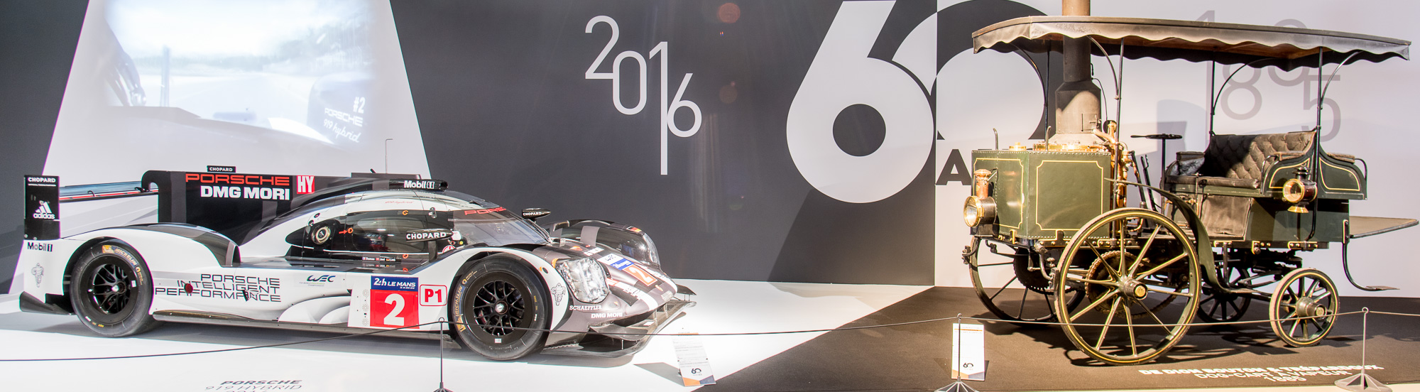 Le Mans. Musée des 24 heures. A gauche, la dernière technologie électrique et à droite l'ancêtre De Dion Bouton.