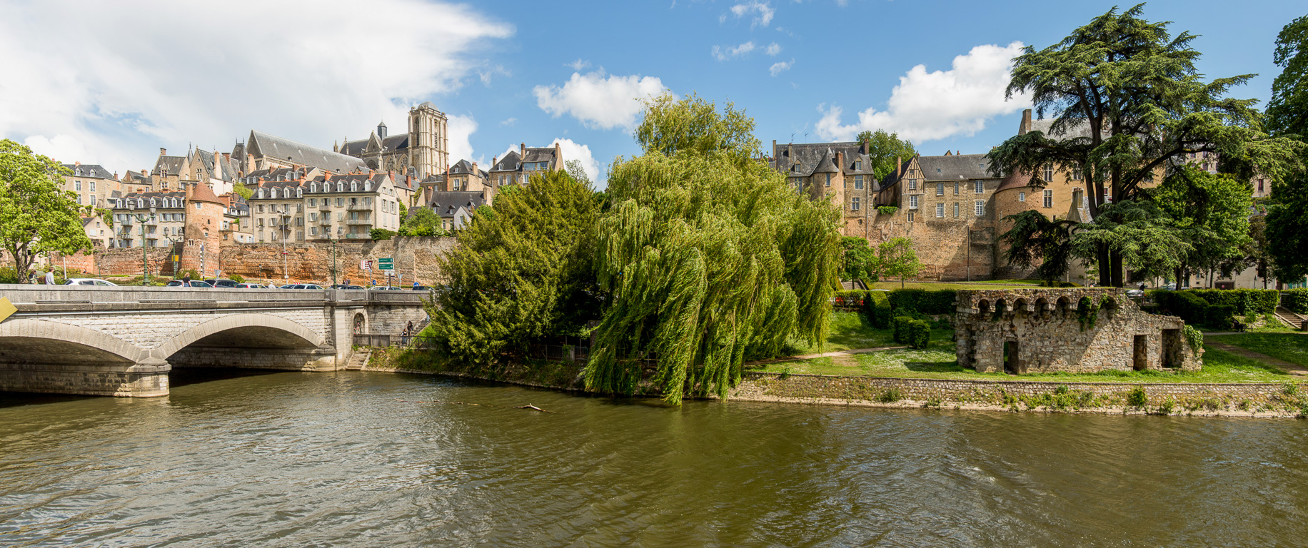 Le Mans. Le pont d'Yssoir et La muraille Gallo-romaine, depuis le quai Ledru Rollin.