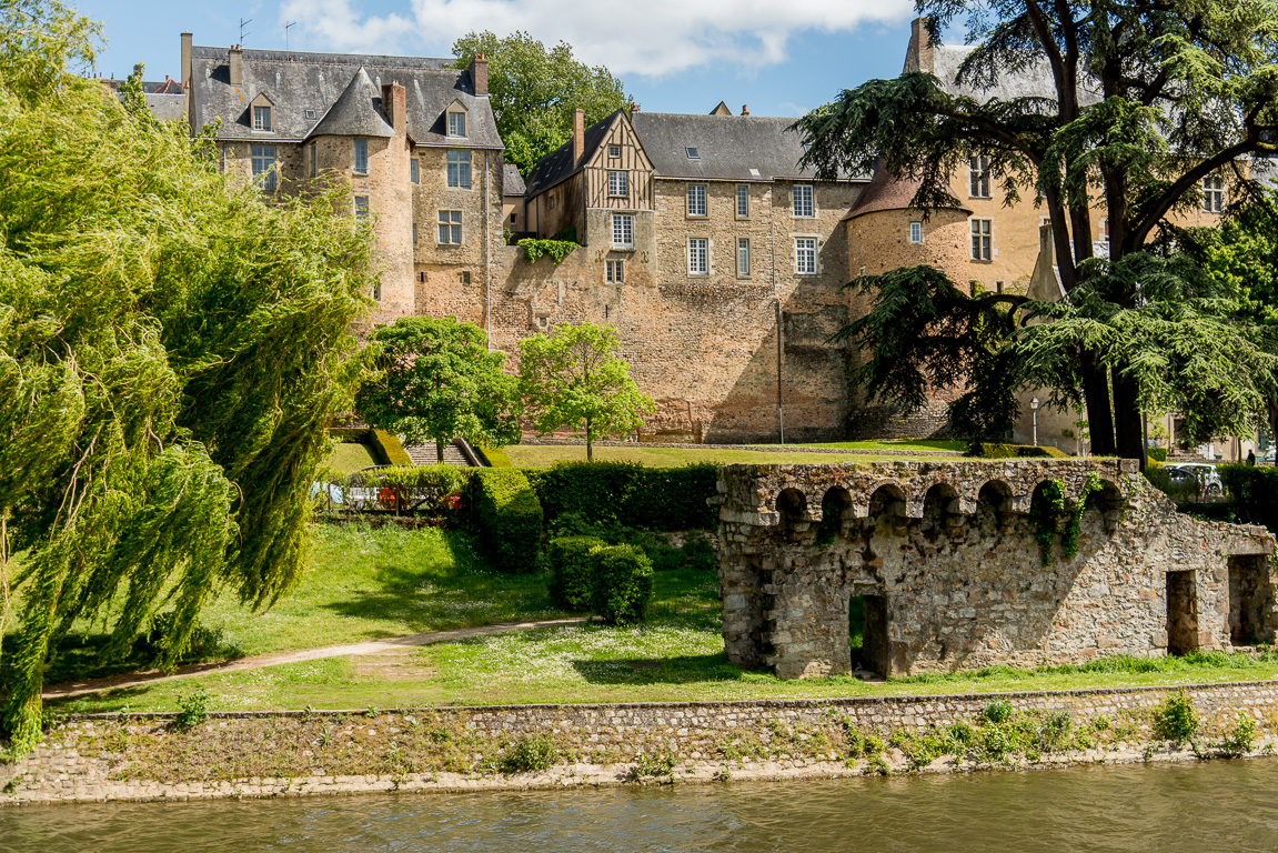 Le Mans. La muraille Gallo-romaine, depuis le quai Ledru Rollin.