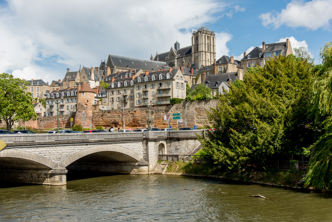 Le Mans. Le pont d'Yssoir et La muraille Gallo-romaine, depuis le quai Ledru Rollin.