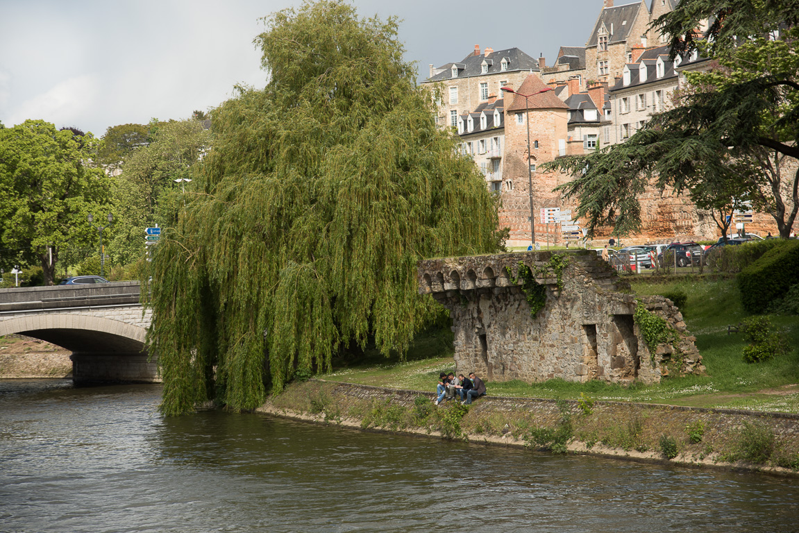 Le Mans. Le pont d'Yssoir et La muraille Gallo-romaine, depuis le quai Ledru Rollin.