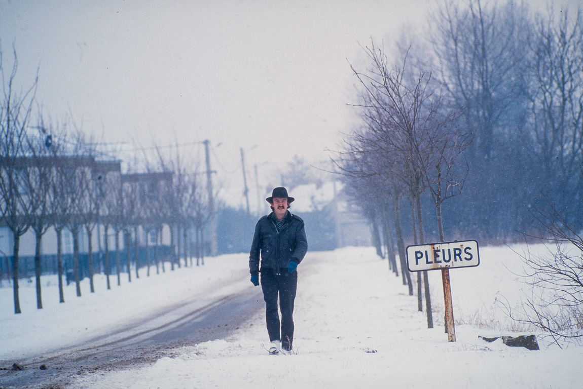 Le journaliste Patrick Lefur arrive à  Pleurs, en Champagne.. Il vient faire un reportage sur l'artiste Lucifugus Merklen.