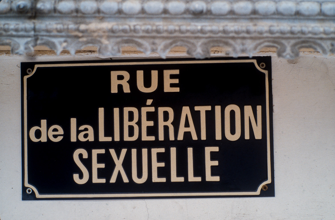 Lucifugus Merklen dans sa ville de Pleurs en Champagne. Des panneaux provocateurs s'affichent à l'extérieur de son atelier.