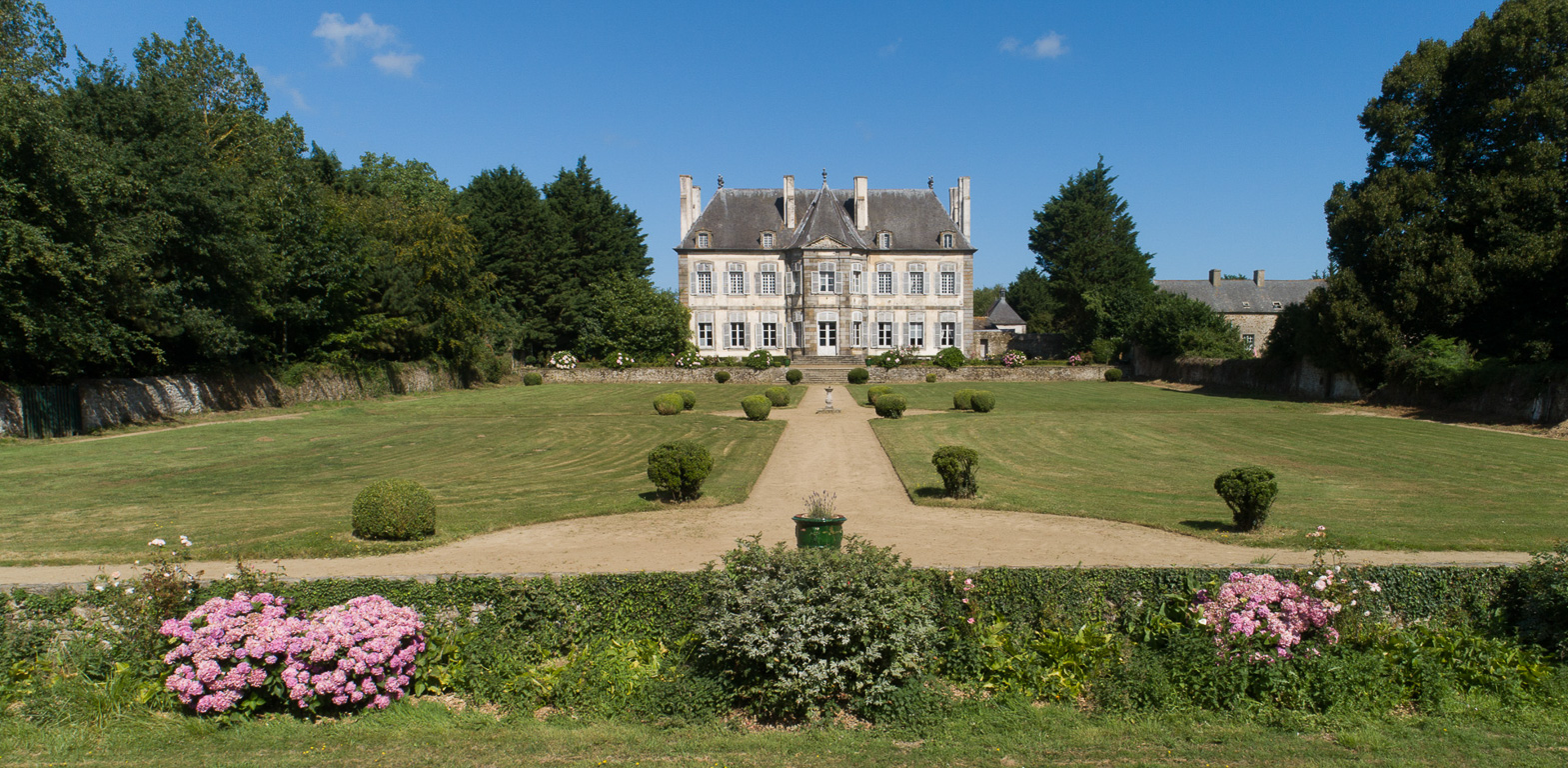 Saint-Malo, Paramé, malouinière de la Chipaudière (1710). La façade Sud et son jardin à la française.