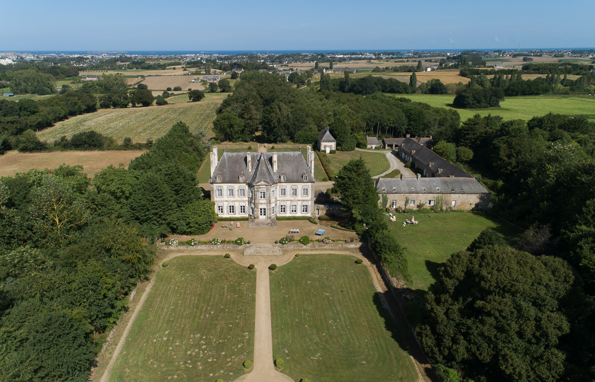 Saint-Malo, Paramé, malouinière de la Chipaudière (1710). La façade Sud, son jardin à la française et les dépendances. On aperçoit la mer à l'horizon.