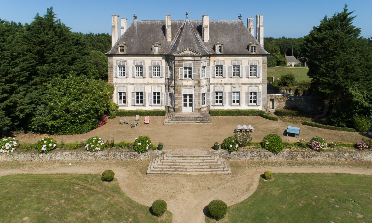 Saint-Malo, Paramé, malouinière de la Chipaudière (1710). La façade Sud et son jardin à la française.