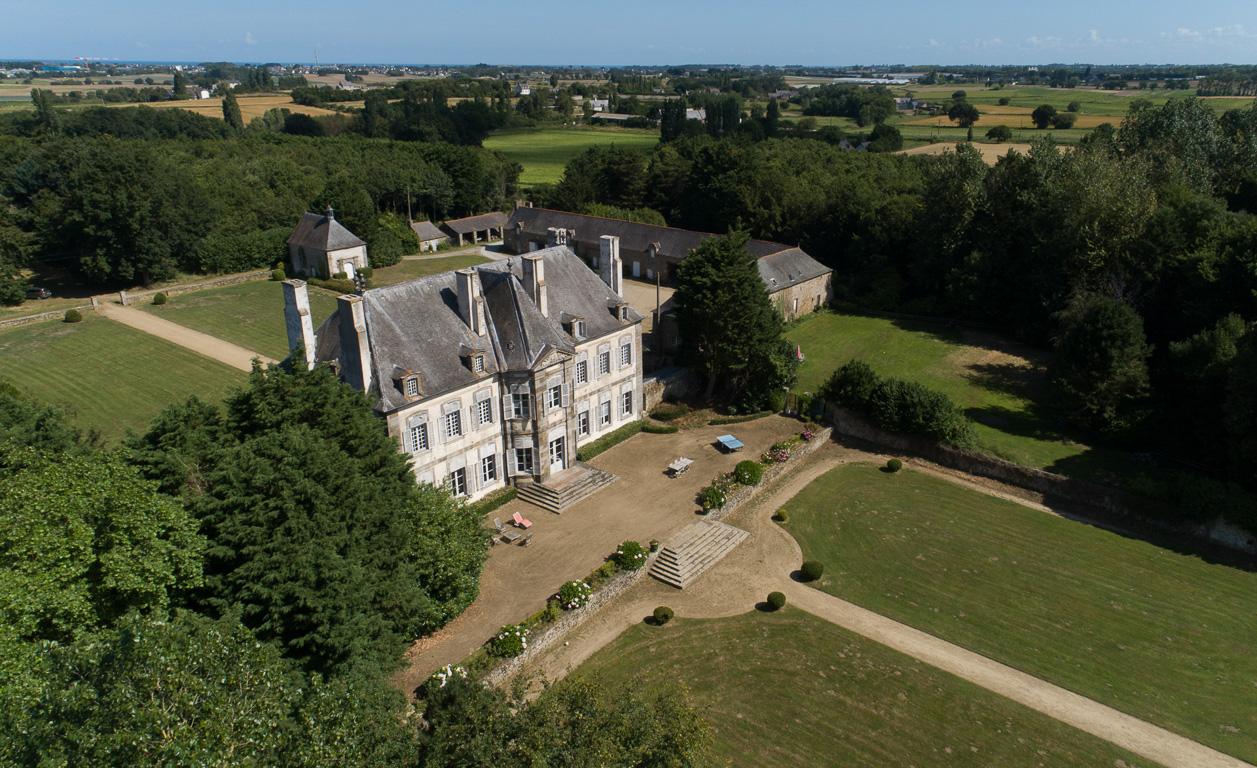 Saint-Malo, Paramé, malouinière de la Chipaudière (1710). La façade Sud, son jardin à la française et les dépendances.