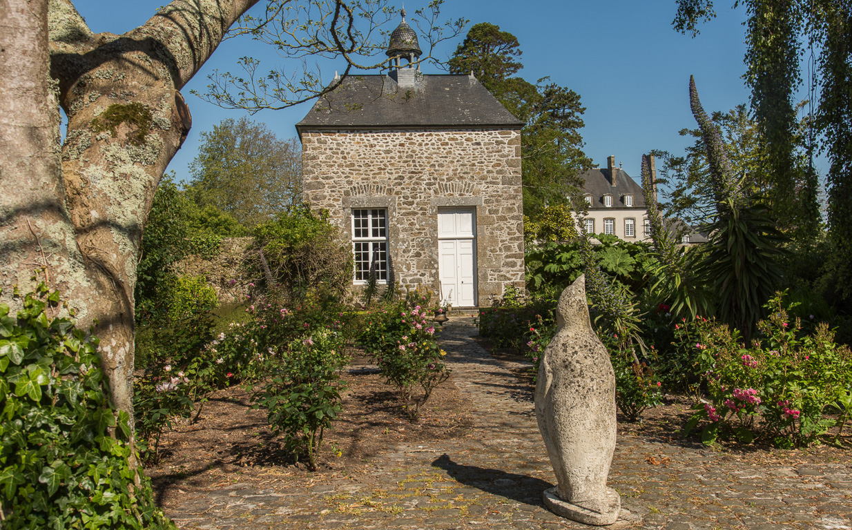 Saint-Coulomb, Malouinière de la Ville Bague : Le pigeonnier carré et le pingouin.