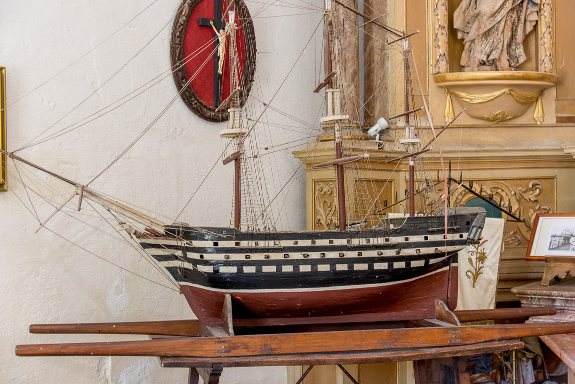 Saint-Coulomb, Malouinière de la Ville Bague. La chapelle et ses ex-voto. Bateau offert en reerciement pour le retour d'un marin.