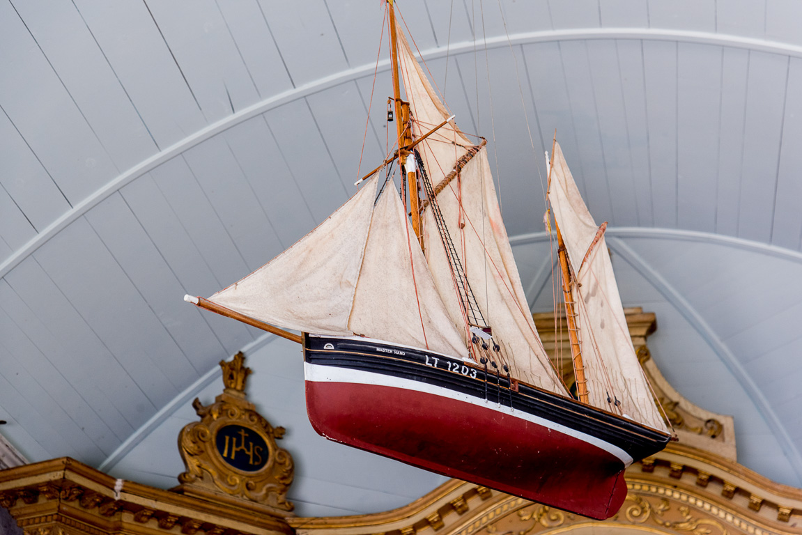 Saint-Coulomb, Malouinière de la Ville Bague. La chapelle et ses ex-voto. Bateau offert en reerciement pour le retour d'un marin.