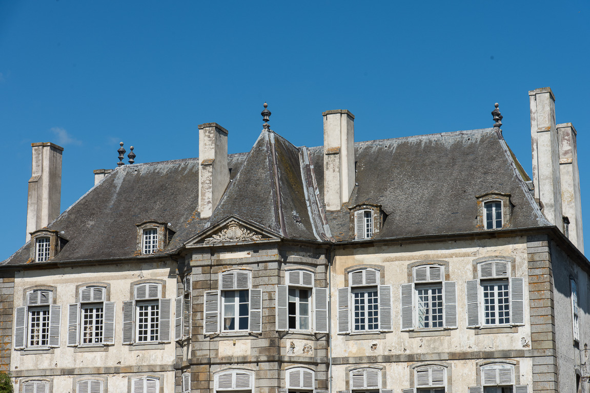 Saint-Malo, Paramé, malouinière de la Chipaudière (1710). La toiture à arêtiers et croupes ornées d'épis de faîtage en plomb.