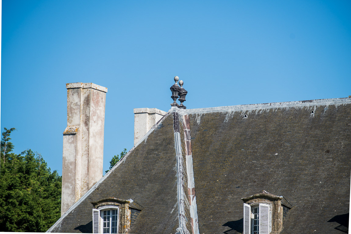Saint-Malo, Paramé, malouinière de la Chipaudière (1710). La toiture à arêtiers et croupes ornées d'épis de faîtage en plomb.