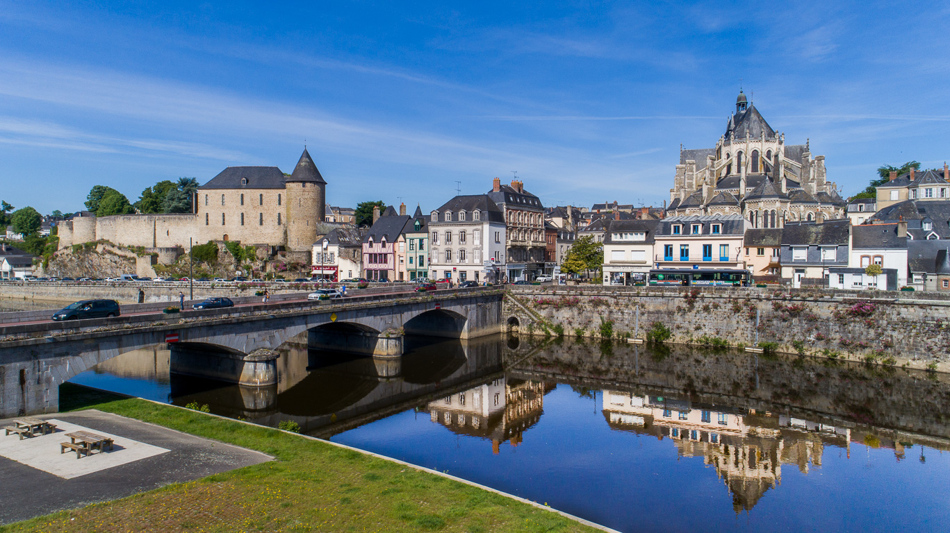 La vile de Mayenne.  Vue sur la cathédrale, le château et la rivière Mayenne.