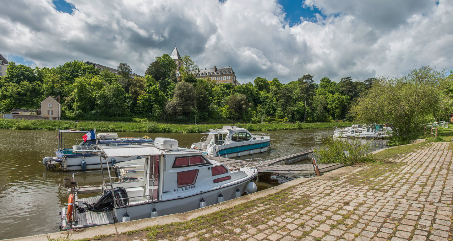 Château-Gontier, canoës, bateaux à pédales de la société Canotika.