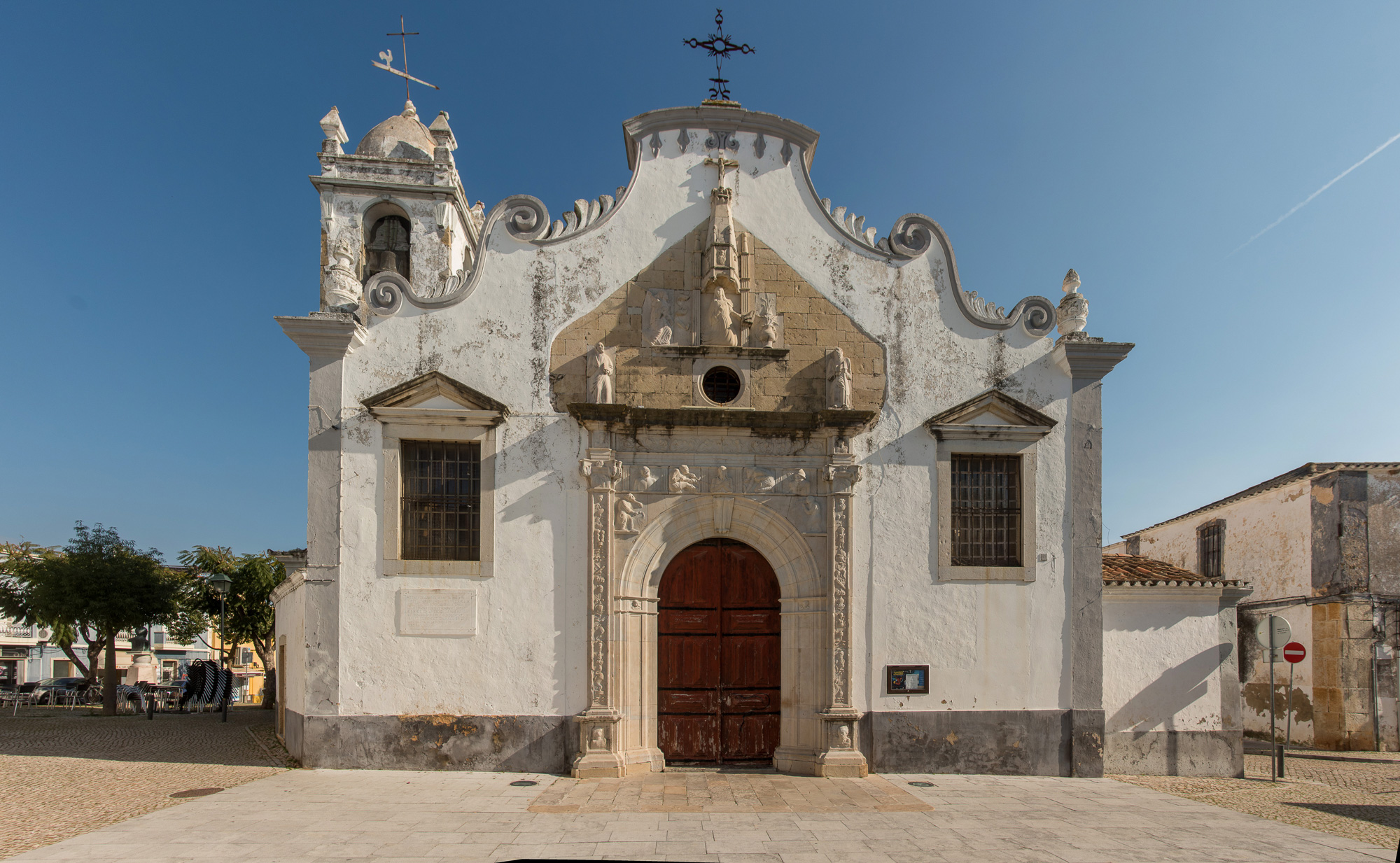 Moncarapacho. L'église