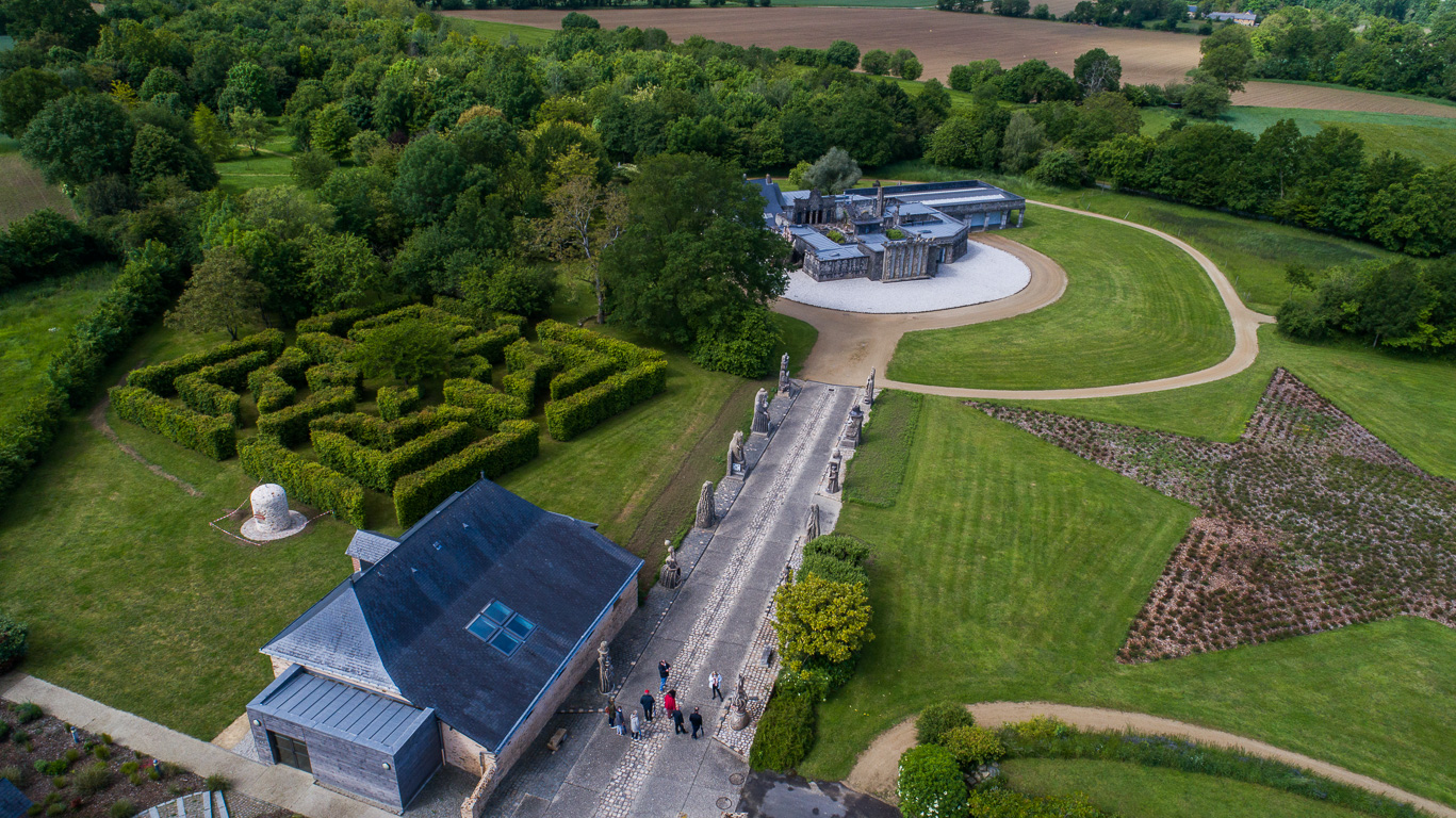 Cossé-le-Vivien. Musée Robert Tatin. L'allée des Géants, le Labyrinte et le Jardin des Méditation s.