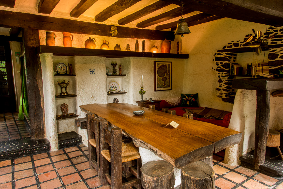 Cossé-le-Vivien. Musée Robert Tatin. Le salon dans sa maison.