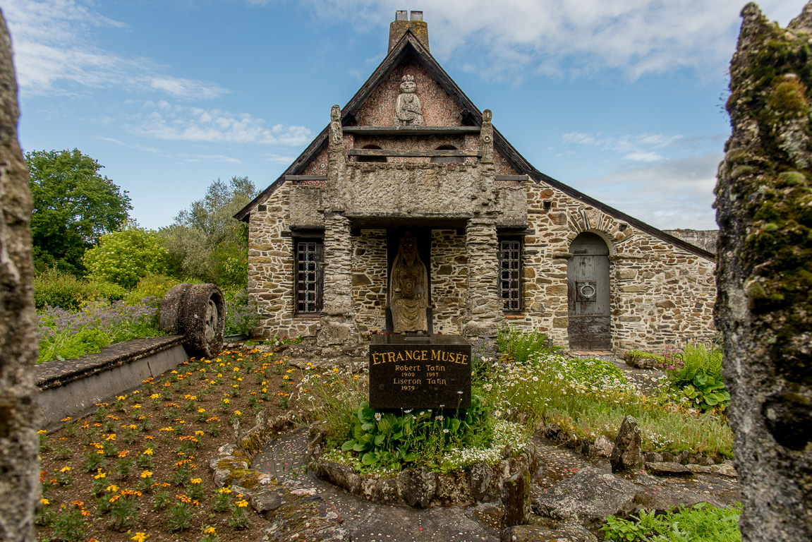 Cossé-le-Vivien. Musée Robert Tatin La maison de l'artiste et sa sépulture..