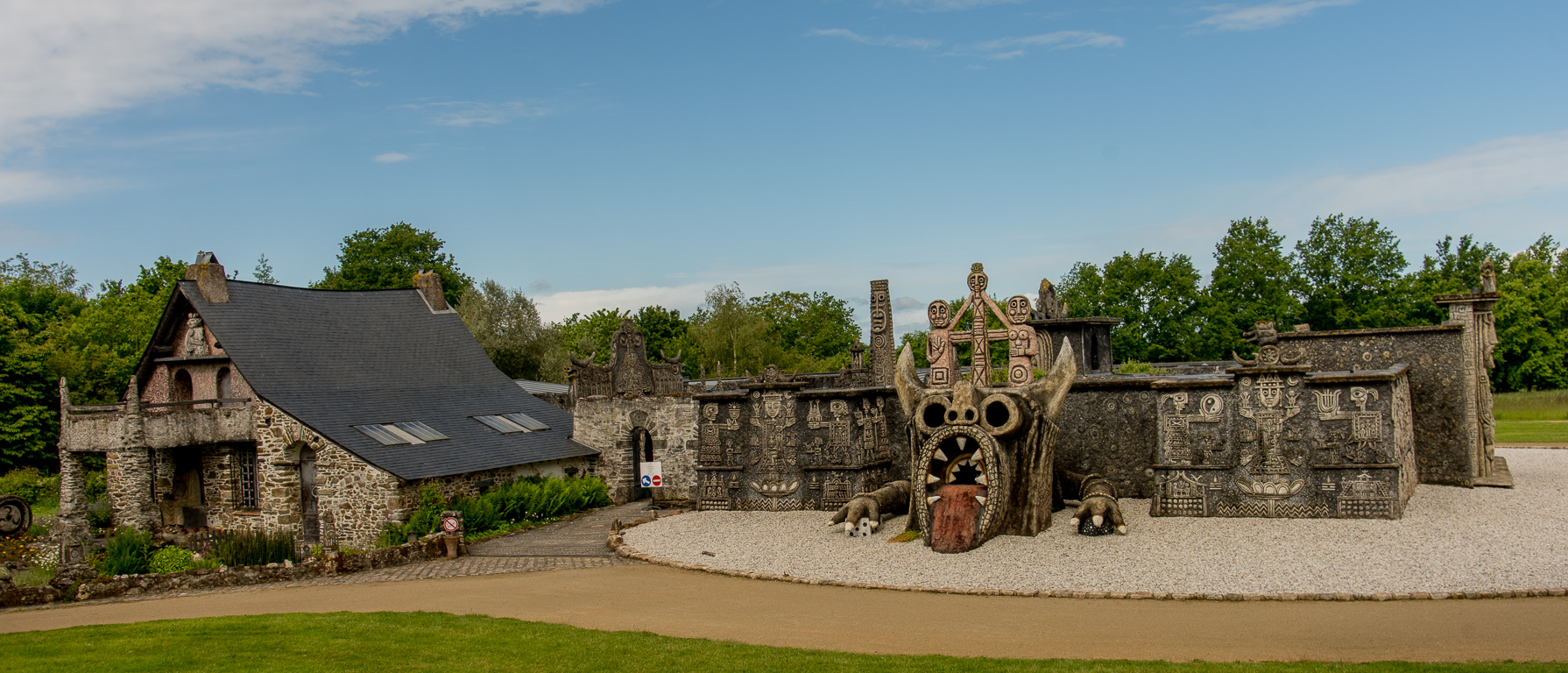 Cossé-le-Vivien. Musée Robert Tatin. La maison de l'artiiste et le Jardin des Méditations gardé par le Dragon.