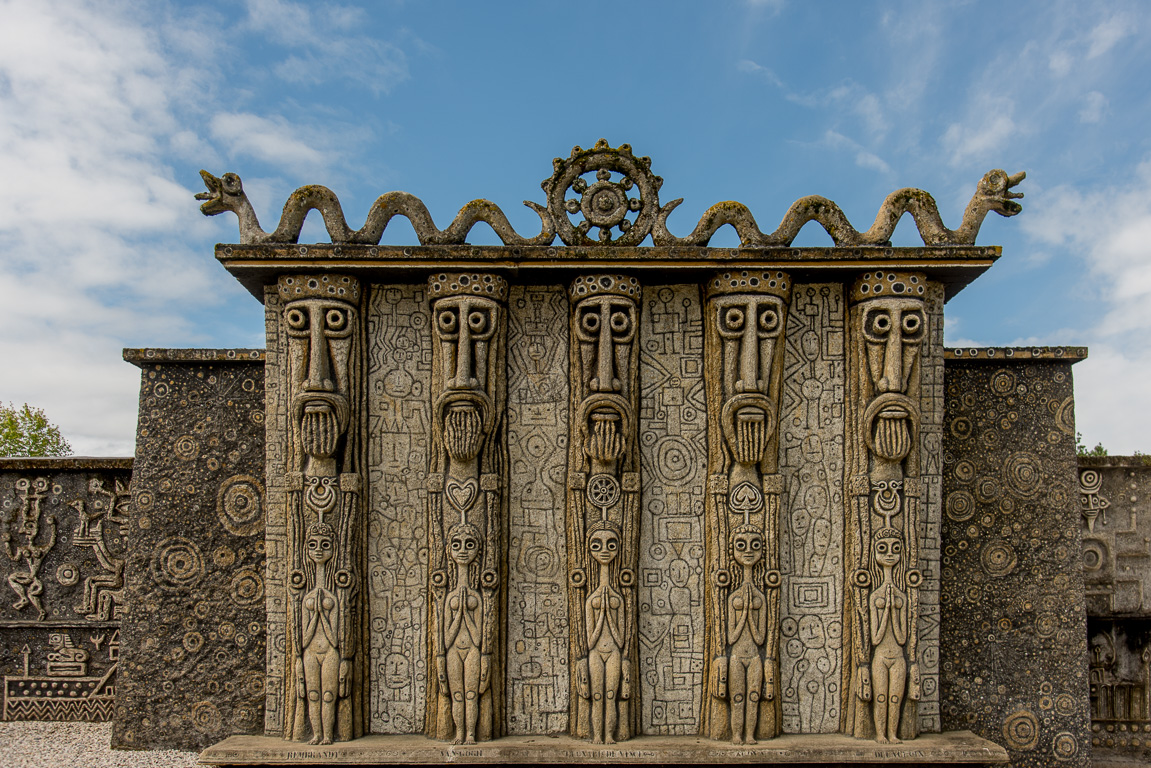 Cossé-le-Vivien. Musée Robert Tatin. La porte des Géants.